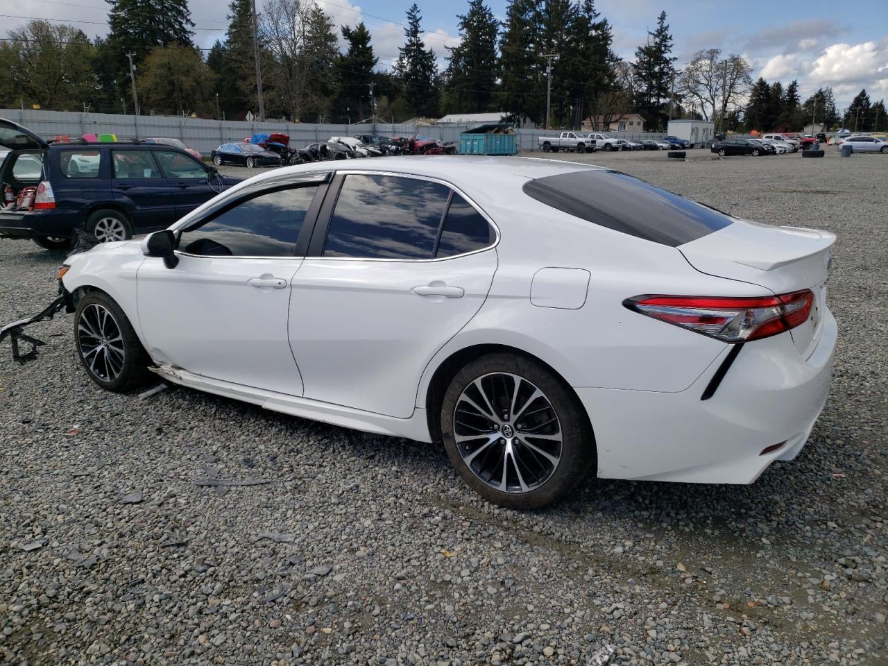 Photo 1 VIN: 4T1B11HK0JU070475 - TOYOTA CAMRY 