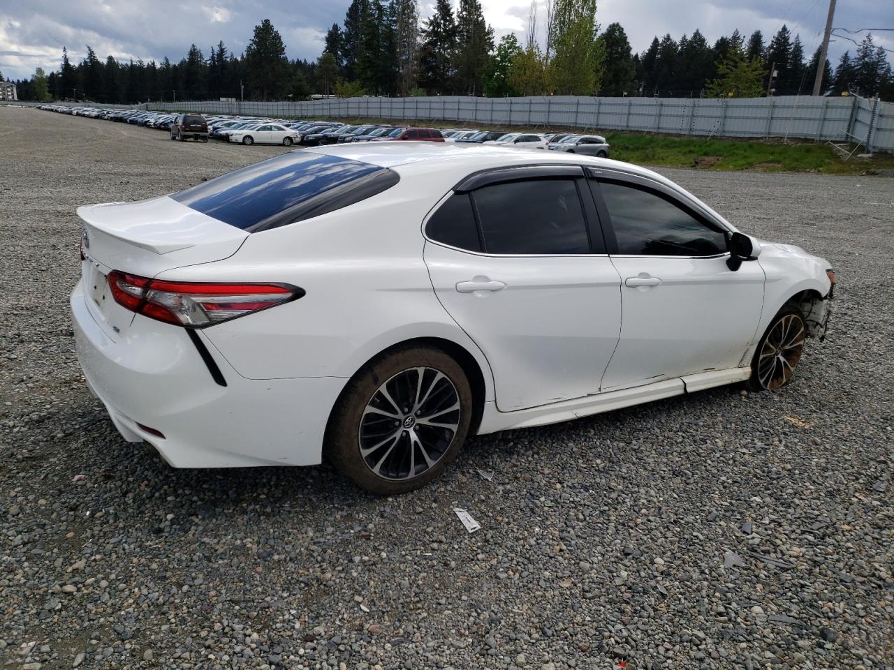 Photo 2 VIN: 4T1B11HK0JU070475 - TOYOTA CAMRY 