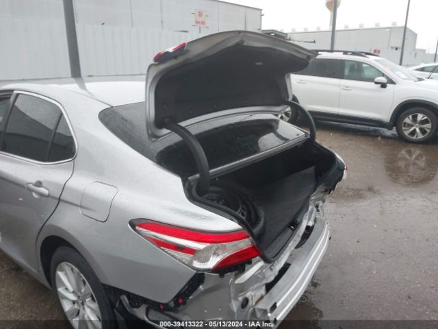 Photo 5 VIN: 4T1B11HK0JU080729 - TOYOTA CAMRY 