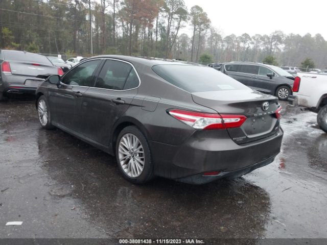 Photo 2 VIN: 4T1B11HK0JU100817 - TOYOTA CAMRY 