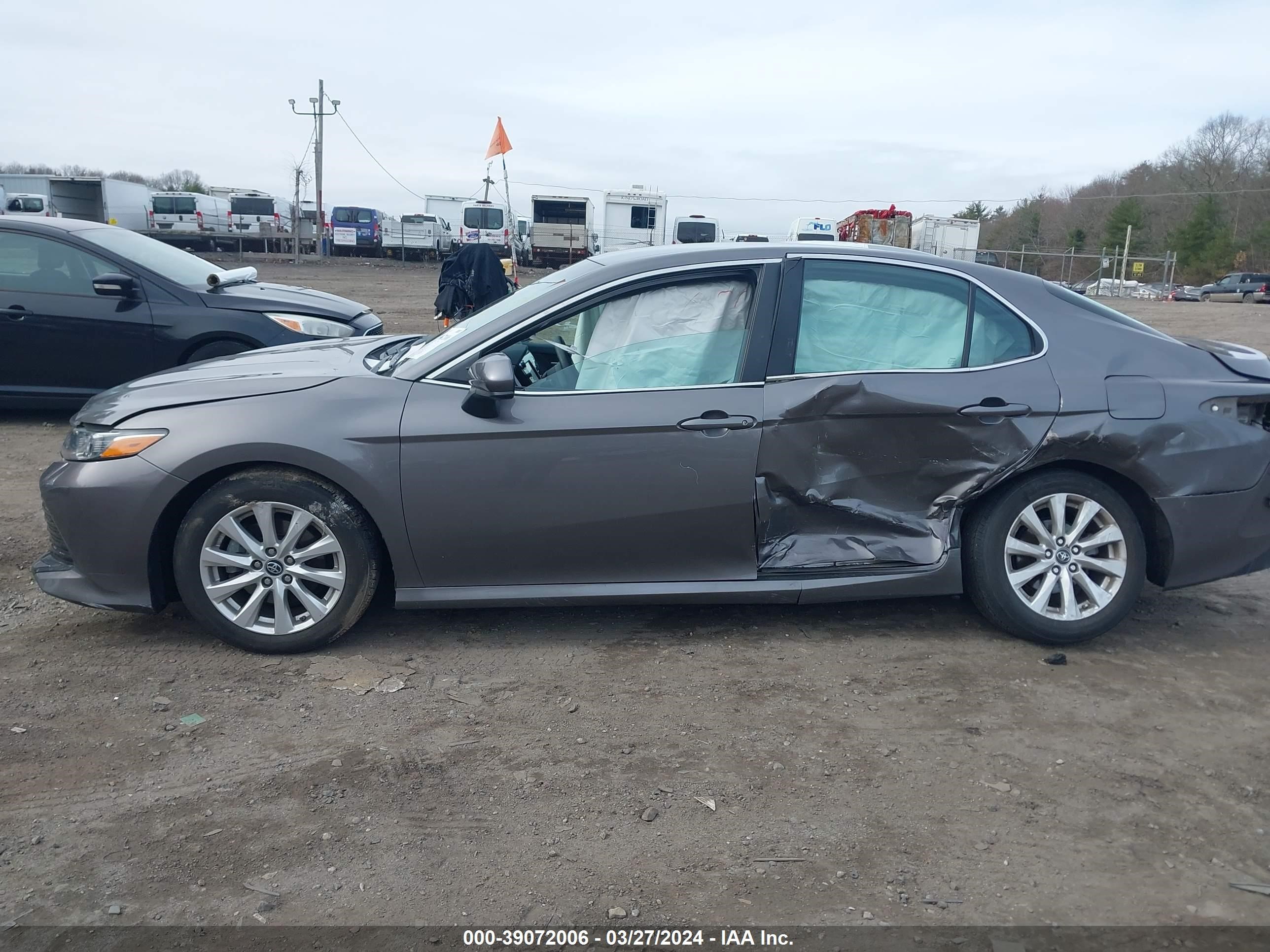 Photo 13 VIN: 4T1B11HK0JU526216 - TOYOTA CAMRY 