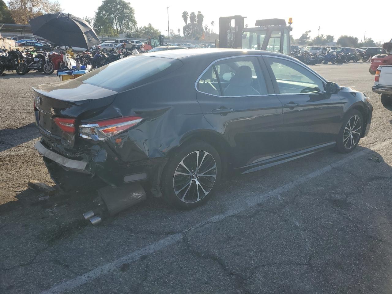 Photo 2 VIN: 4T1B11HK0JU614716 - TOYOTA CAMRY 