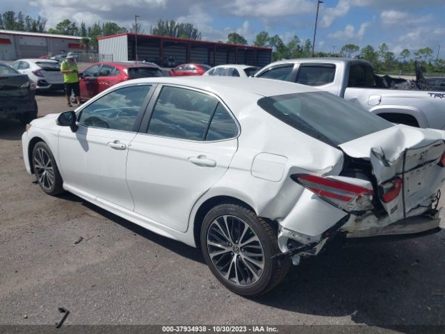 Photo 2 VIN: 4T1B11HK0JU617230 - TOYOTA CAMRY 