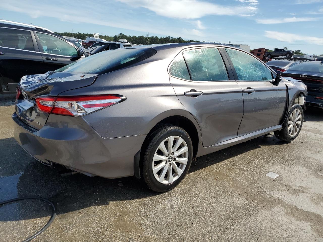 Photo 2 VIN: 4T1B11HK0JU670395 - TOYOTA CAMRY 