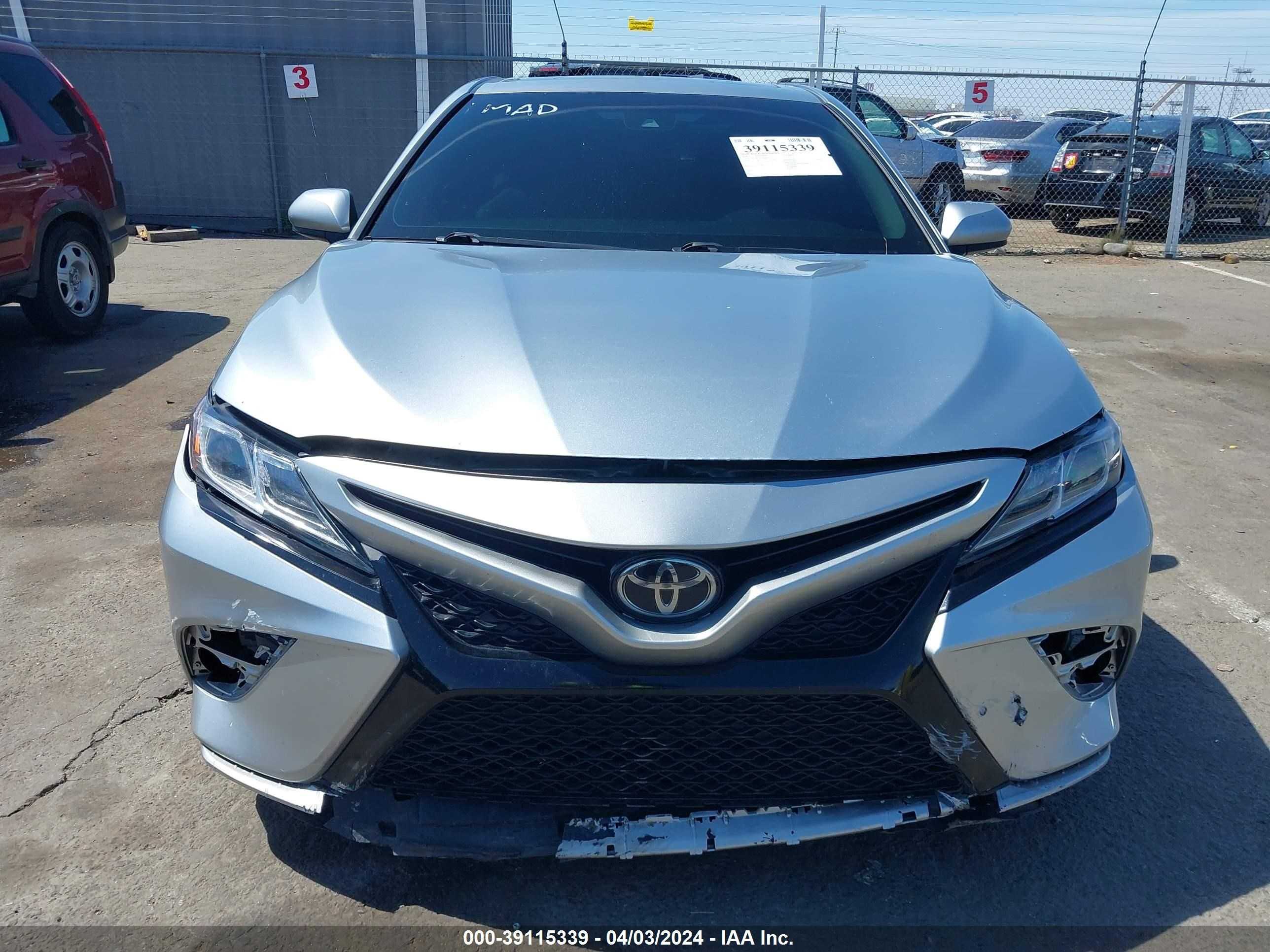 Photo 12 VIN: 4T1B11HK1JU048890 - TOYOTA CAMRY 