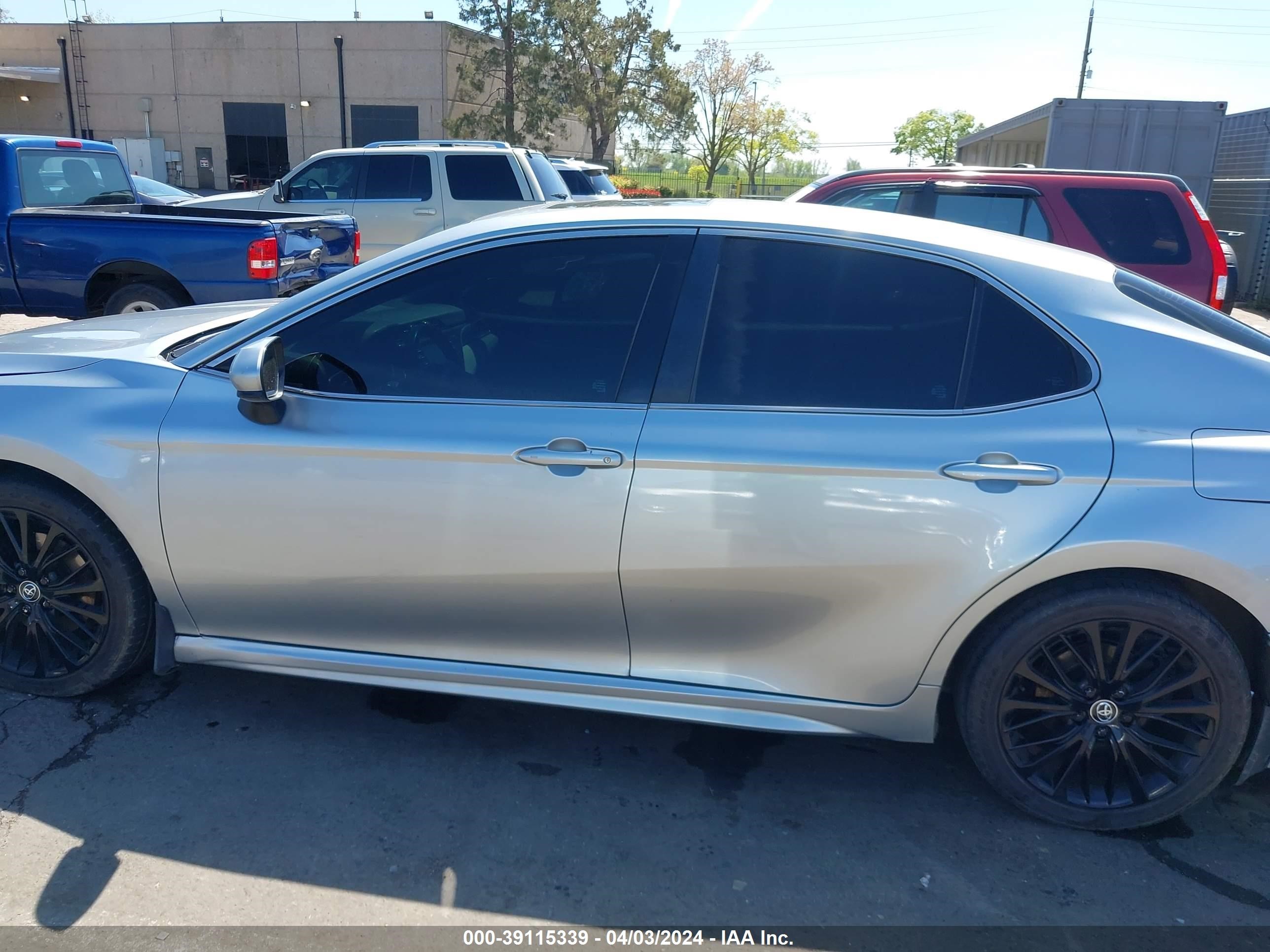 Photo 14 VIN: 4T1B11HK1JU048890 - TOYOTA CAMRY 