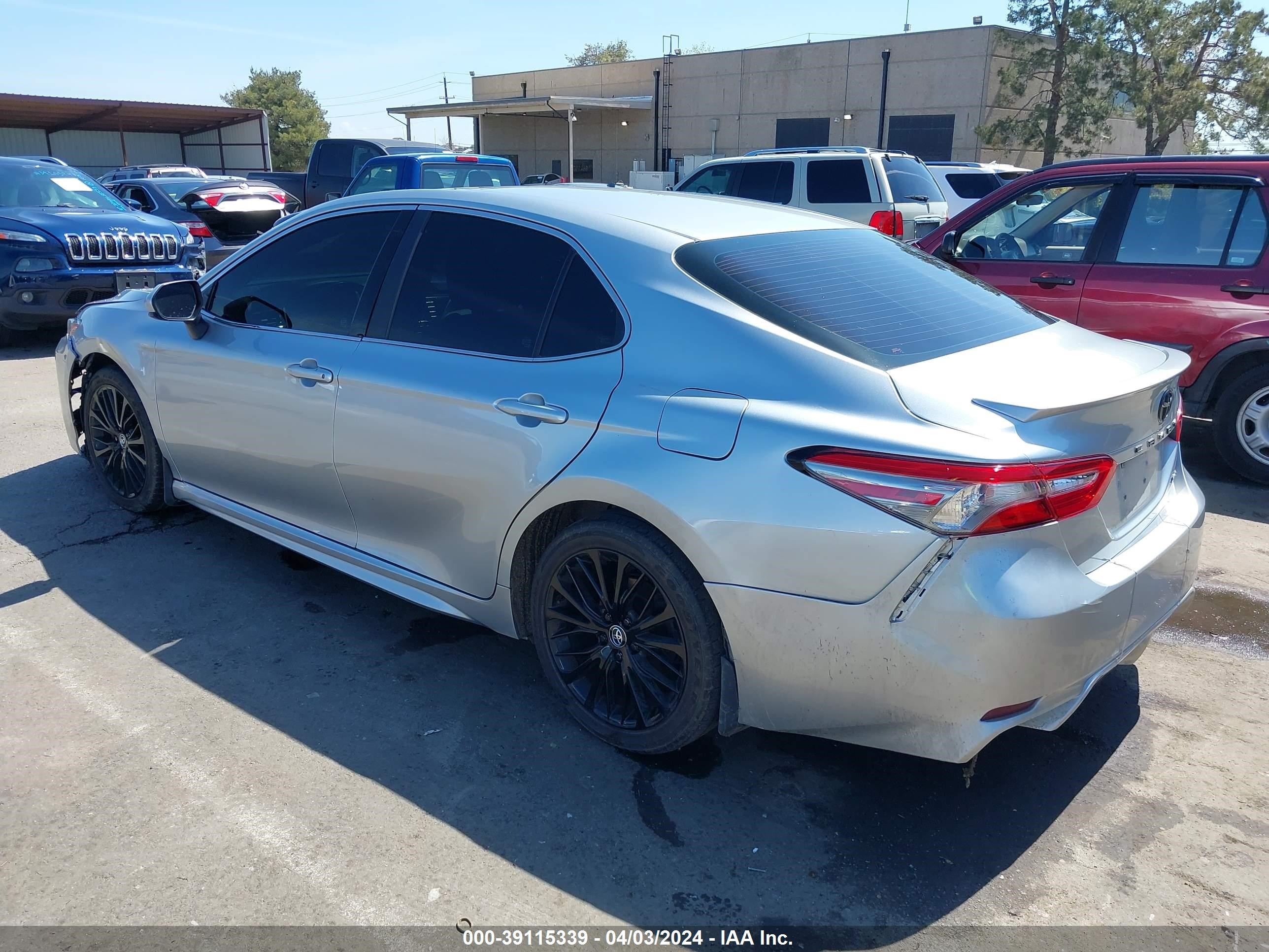 Photo 2 VIN: 4T1B11HK1JU048890 - TOYOTA CAMRY 