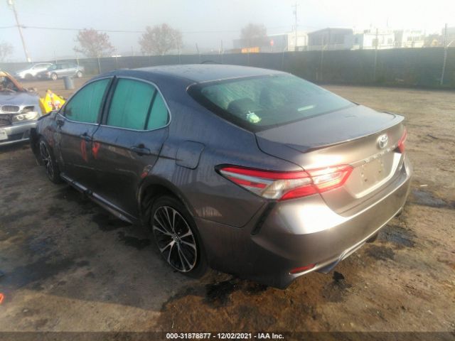 Photo 2 VIN: 4T1B11HK1JU057346 - TOYOTA CAMRY 