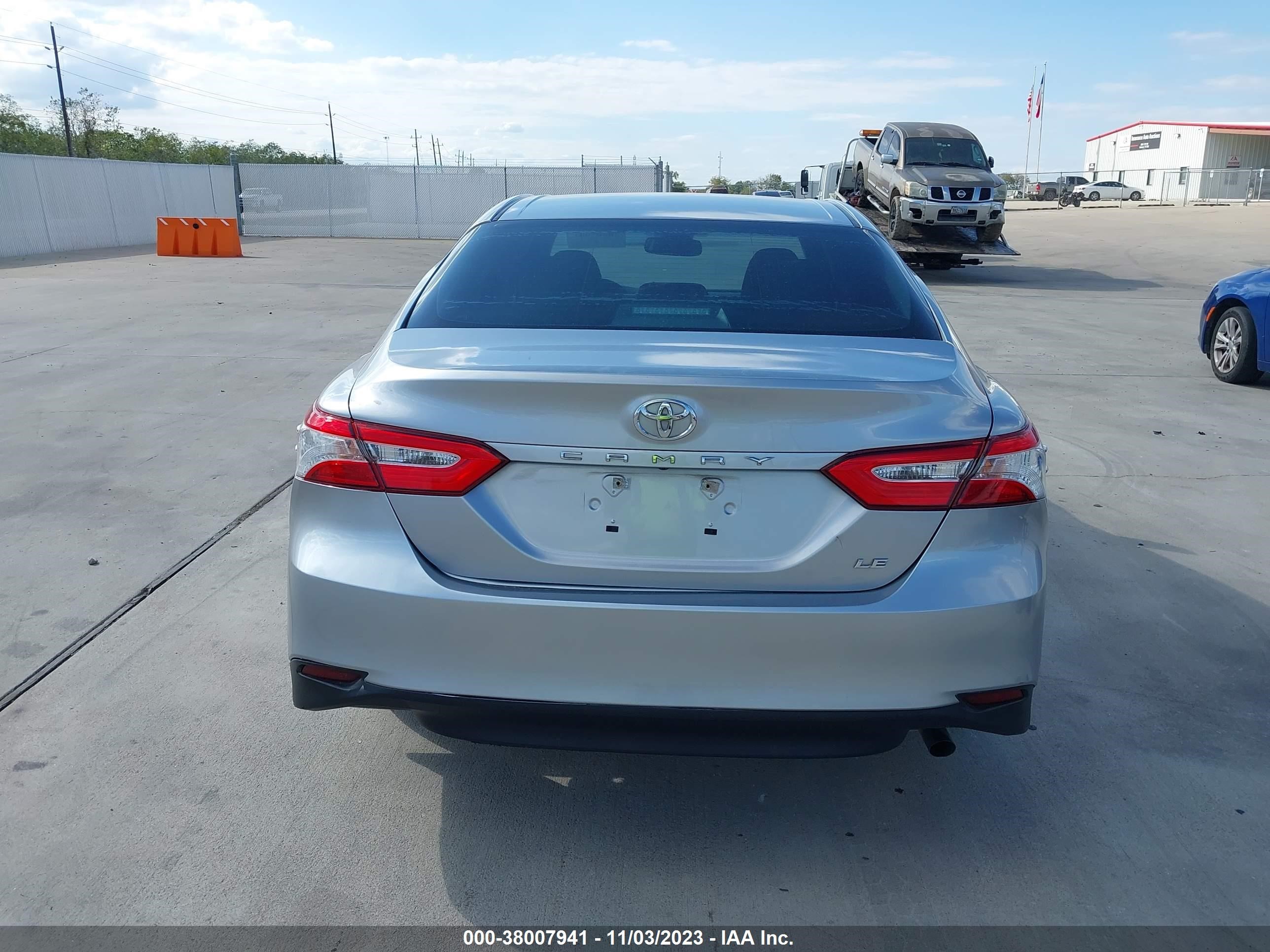 Photo 15 VIN: 4T1B11HK1JU062465 - TOYOTA CAMRY 