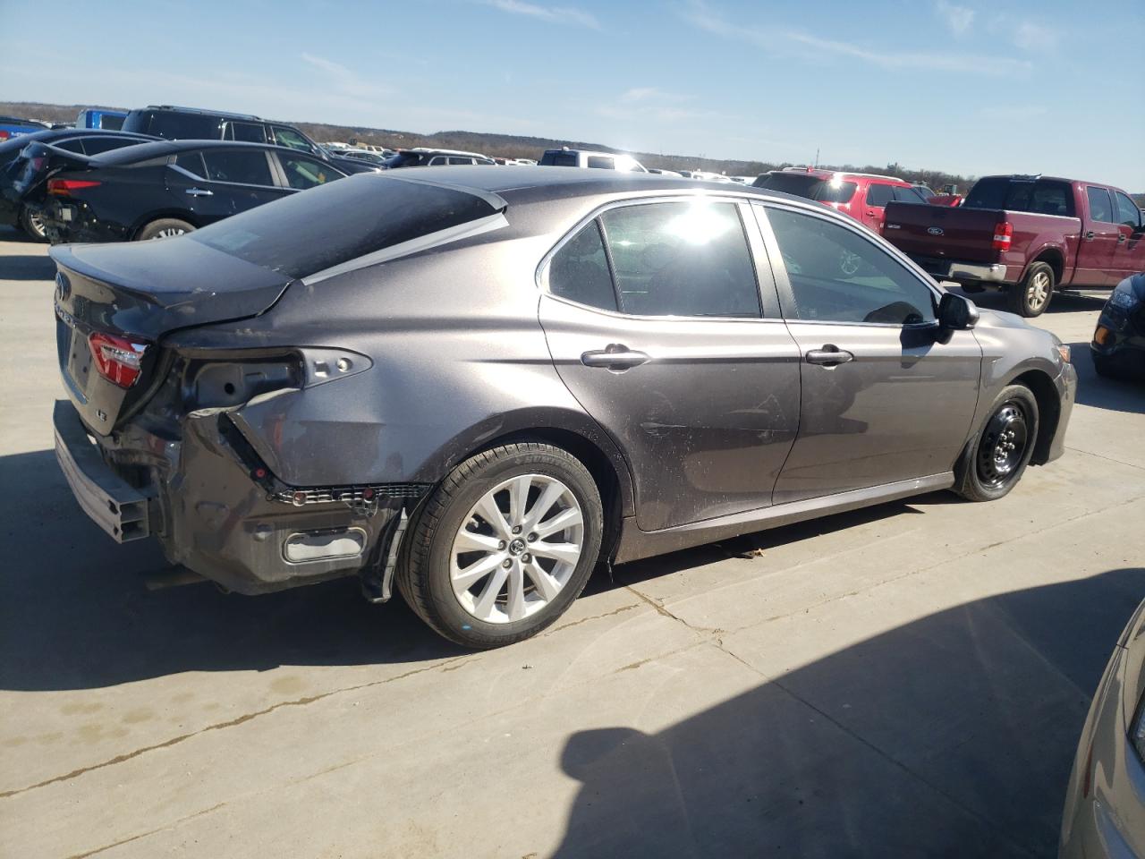 Photo 2 VIN: 4T1B11HK1JU108781 - TOYOTA CAMRY 