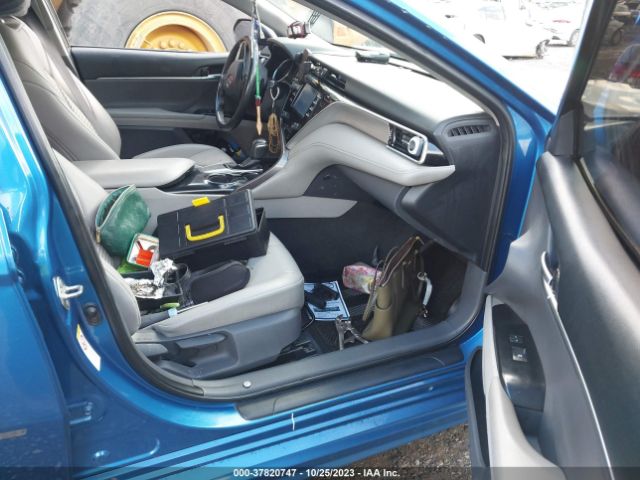 Photo 4 VIN: 4T1B11HK1JU122437 - TOYOTA CAMRY 