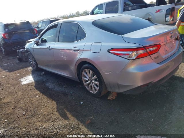 Photo 2 VIN: 4T1B11HK1JU527391 - TOYOTA CAMRY 