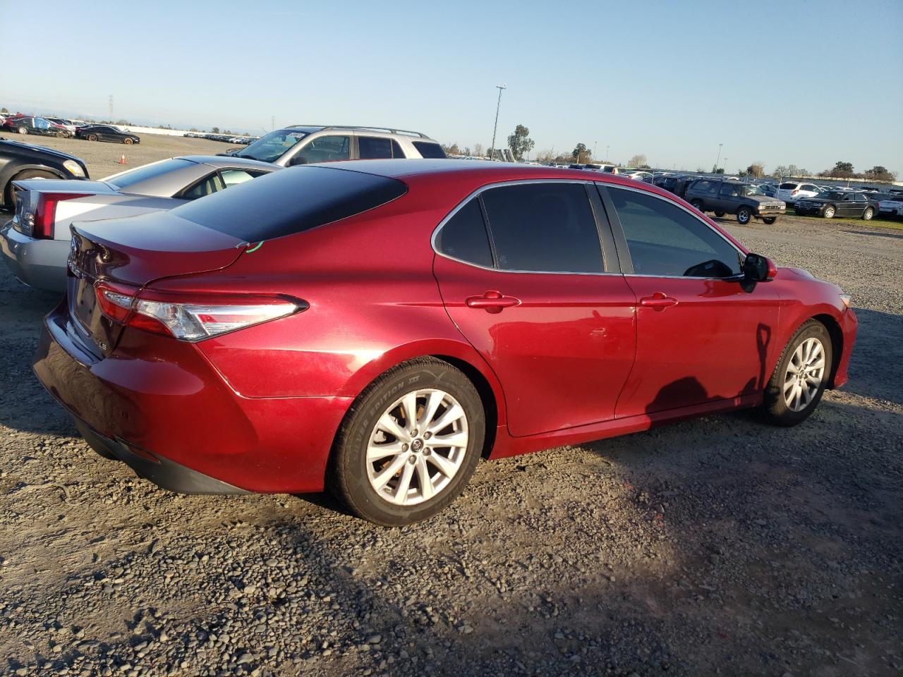 Photo 2 VIN: 4T1B11HK1JU563193 - TOYOTA CAMRY 