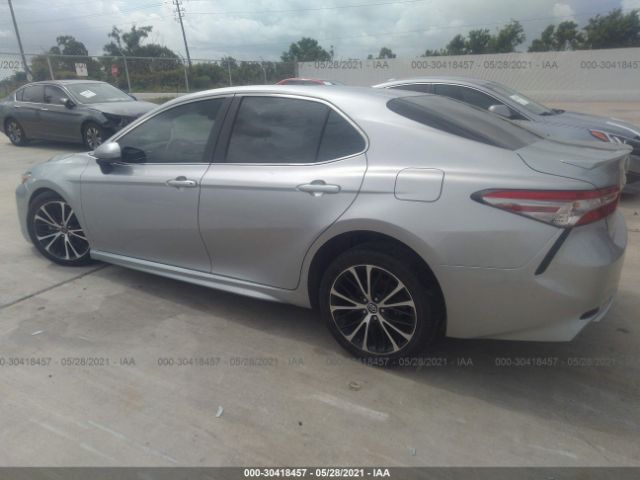 Photo 2 VIN: 4T1B11HK1JU588272 - TOYOTA CAMRY 