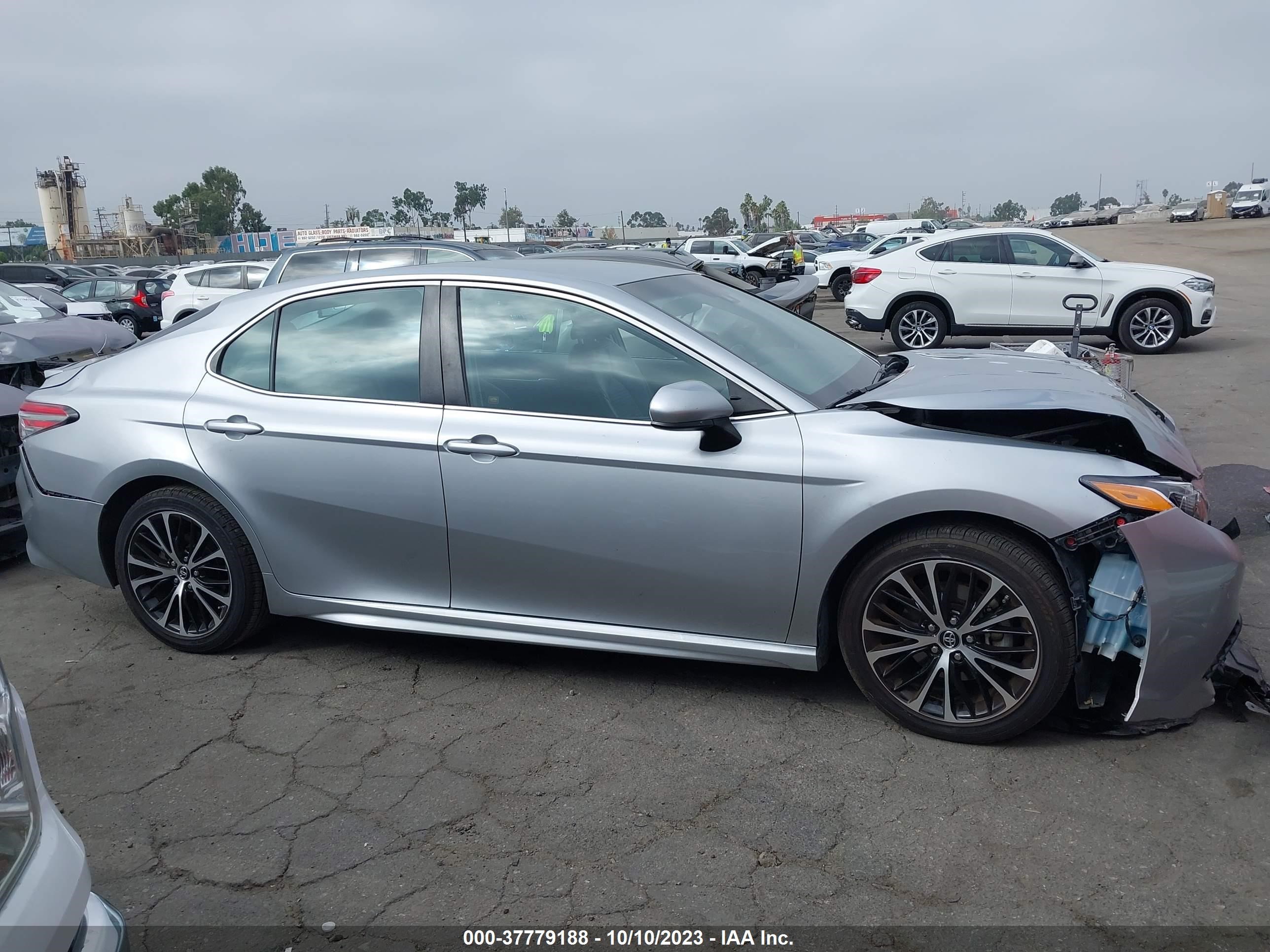 Photo 12 VIN: 4T1B11HK1JU643965 - TOYOTA CAMRY 