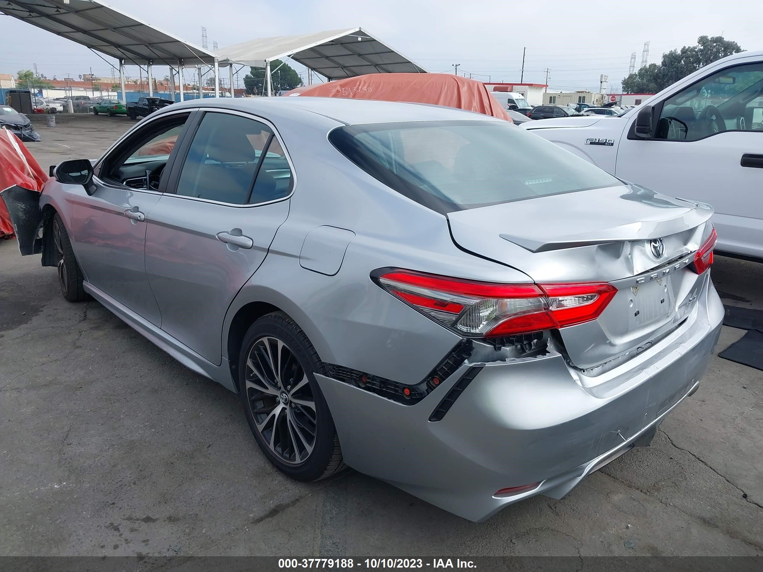 Photo 2 VIN: 4T1B11HK1JU643965 - TOYOTA CAMRY 