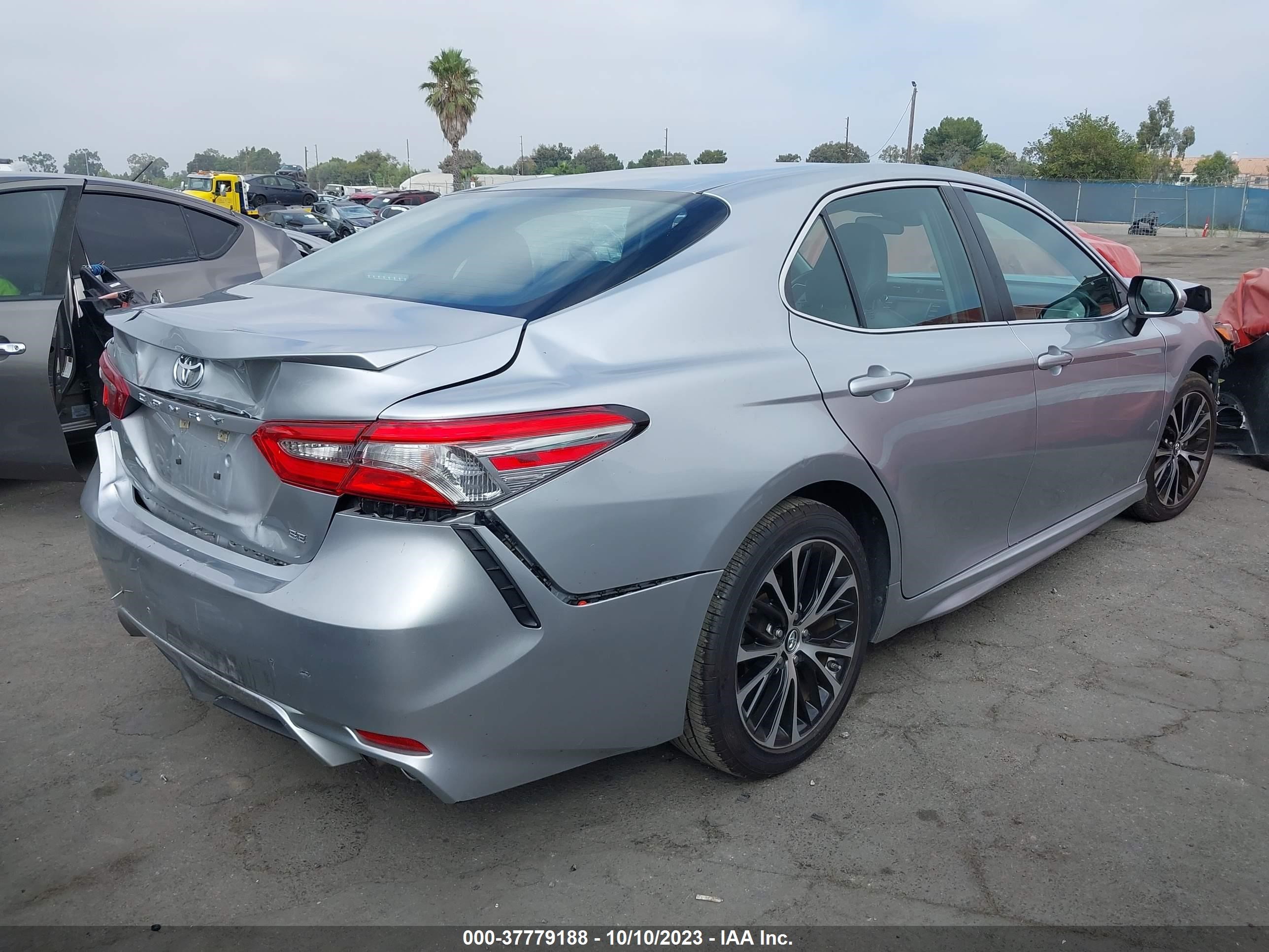 Photo 3 VIN: 4T1B11HK1JU643965 - TOYOTA CAMRY 