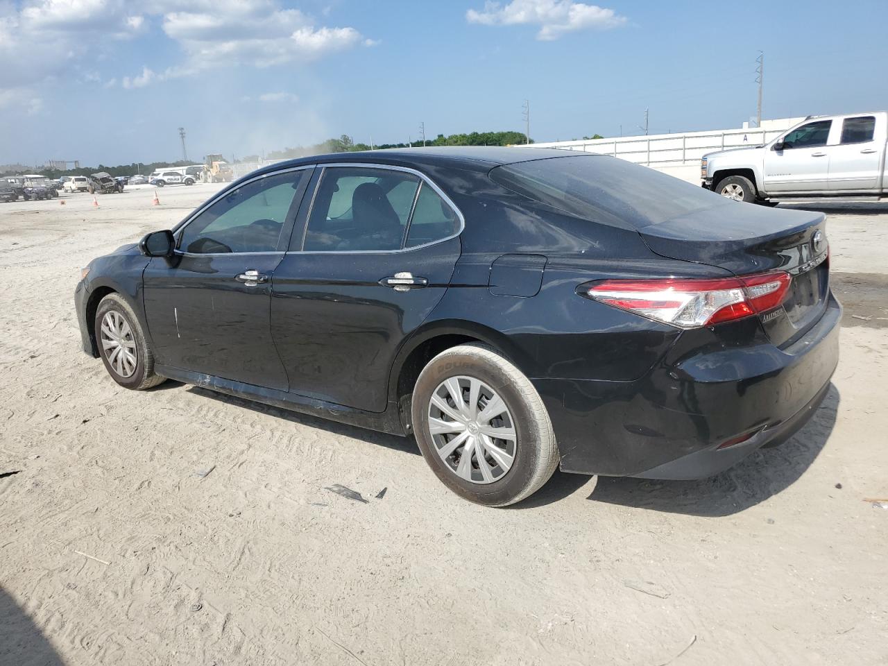 Photo 1 VIN: 4T1B11HK1JU656070 - TOYOTA CAMRY 