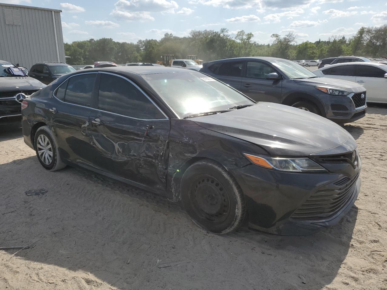 Photo 3 VIN: 4T1B11HK1JU656070 - TOYOTA CAMRY 