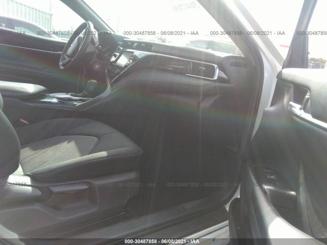 Photo 4 VIN: 4T1B11HK1JU656196 - TOYOTA CAMRY 