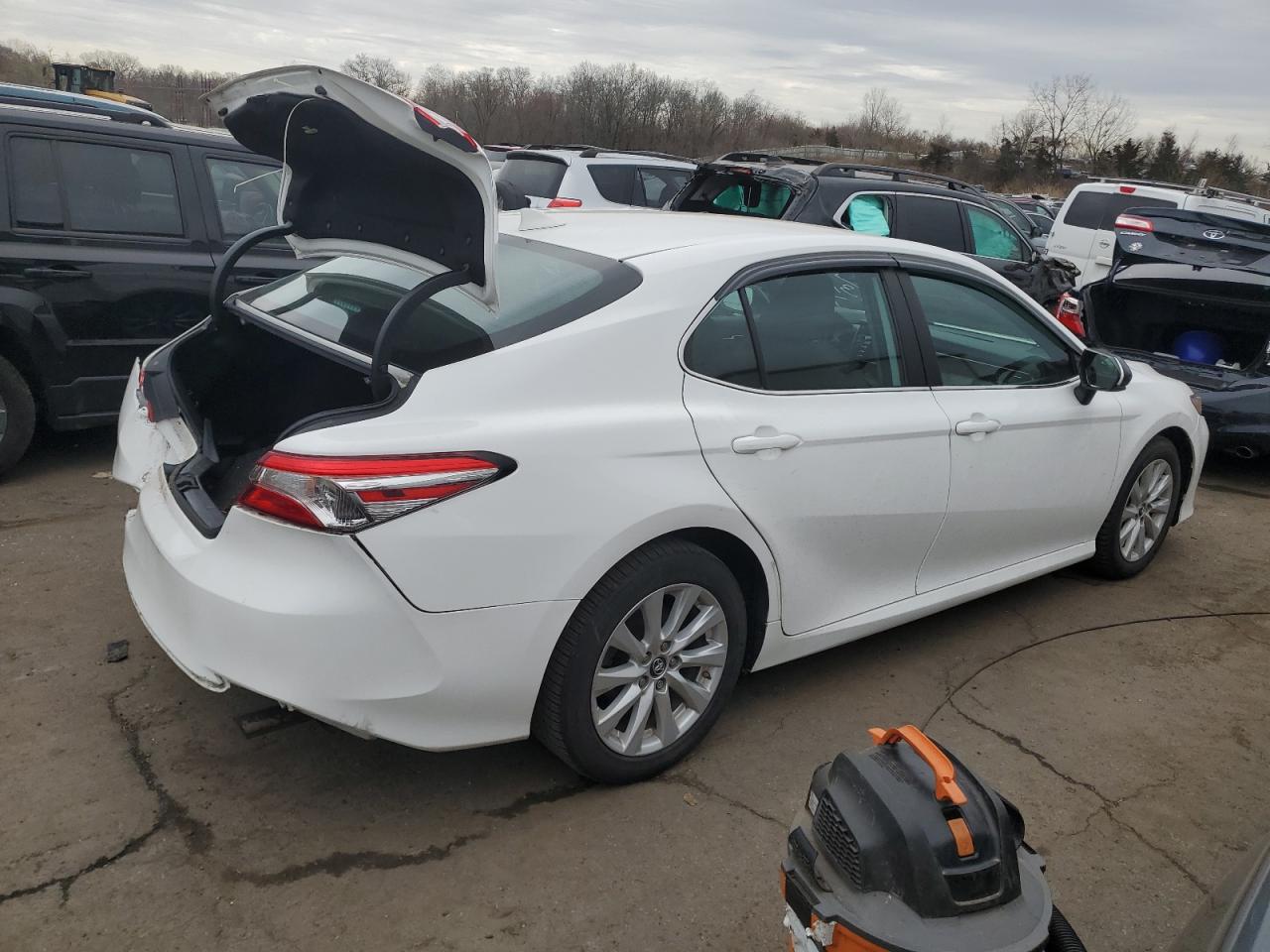 Photo 2 VIN: 4T1B11HK1KU680595 - TOYOTA CAMRY 