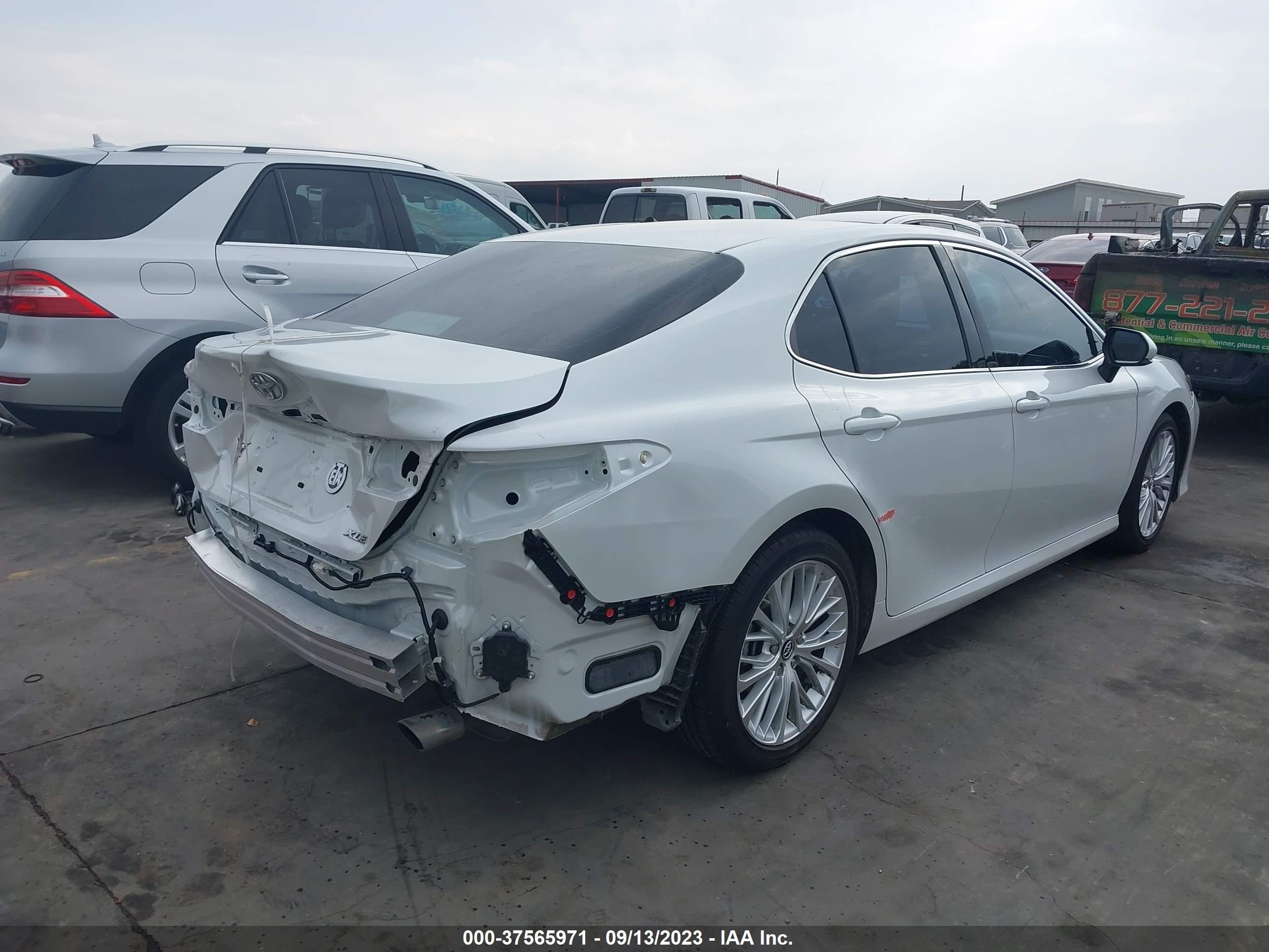 Photo 3 VIN: 4T1B11HK2JU007877 - TOYOTA CAMRY 