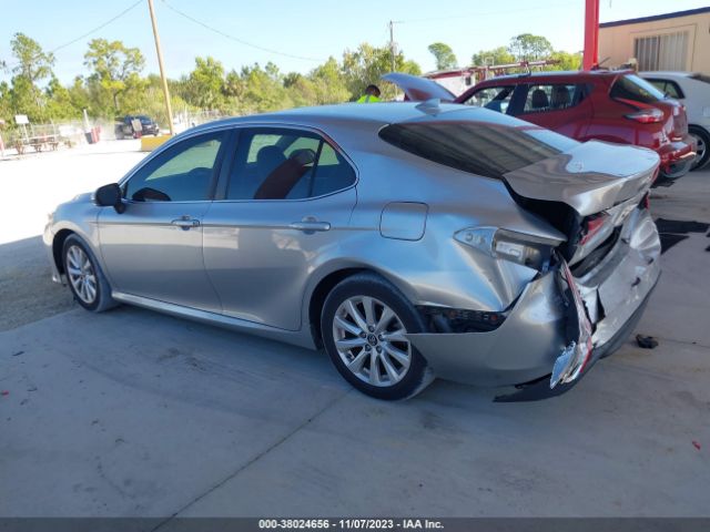 Photo 2 VIN: 4T1B11HK2JU013632 - TOYOTA CAMRY 