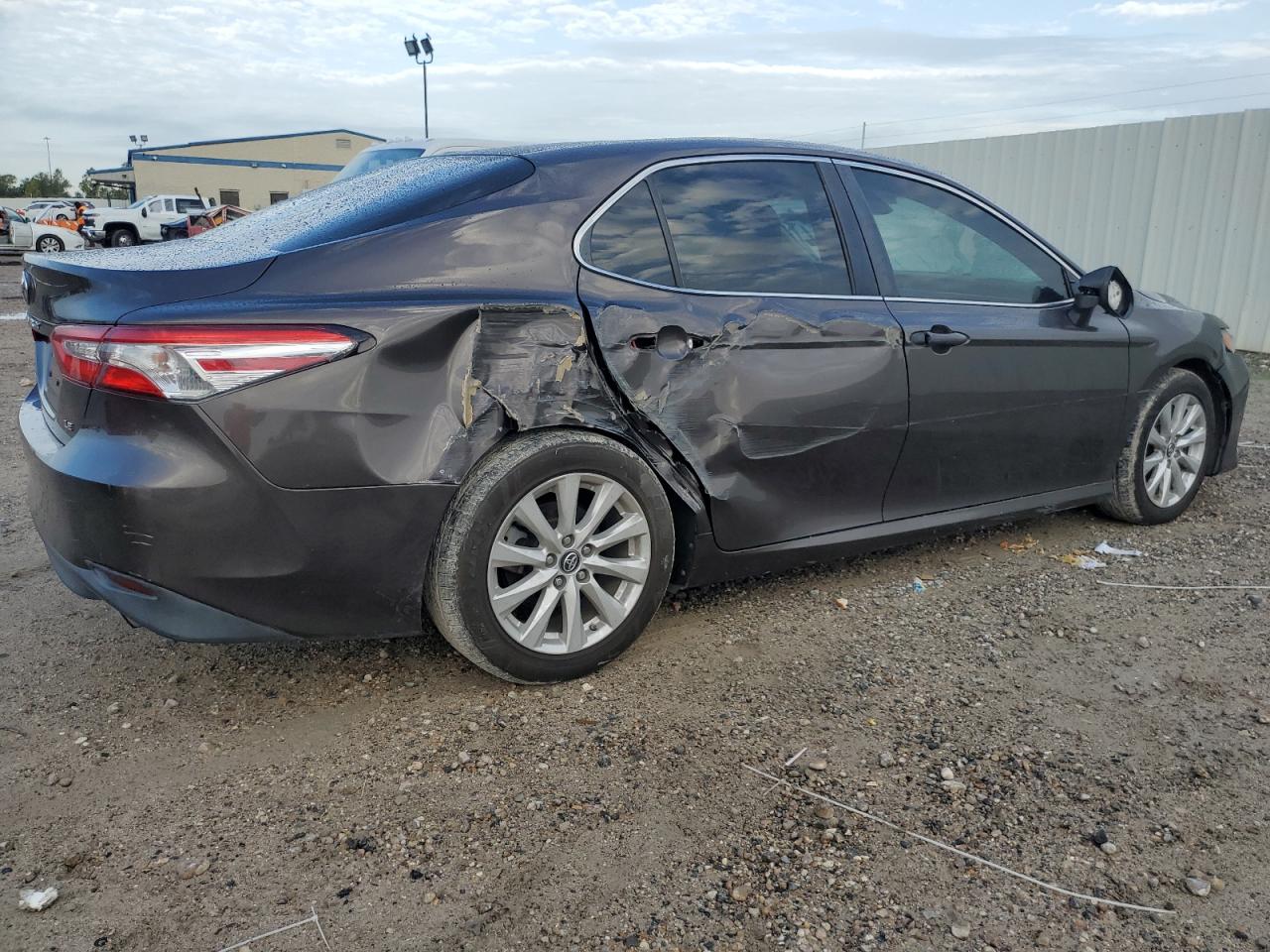 Photo 2 VIN: 4T1B11HK2JU056853 - TOYOTA CAMRY 