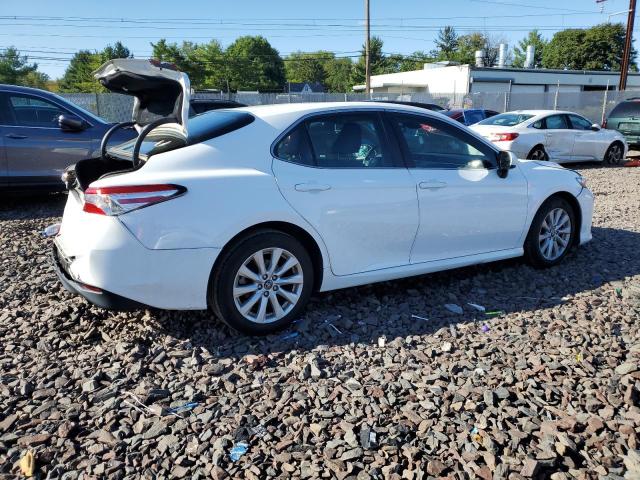 Photo 2 VIN: 4T1B11HK2JU065942 - TOYOTA CAMRY L 