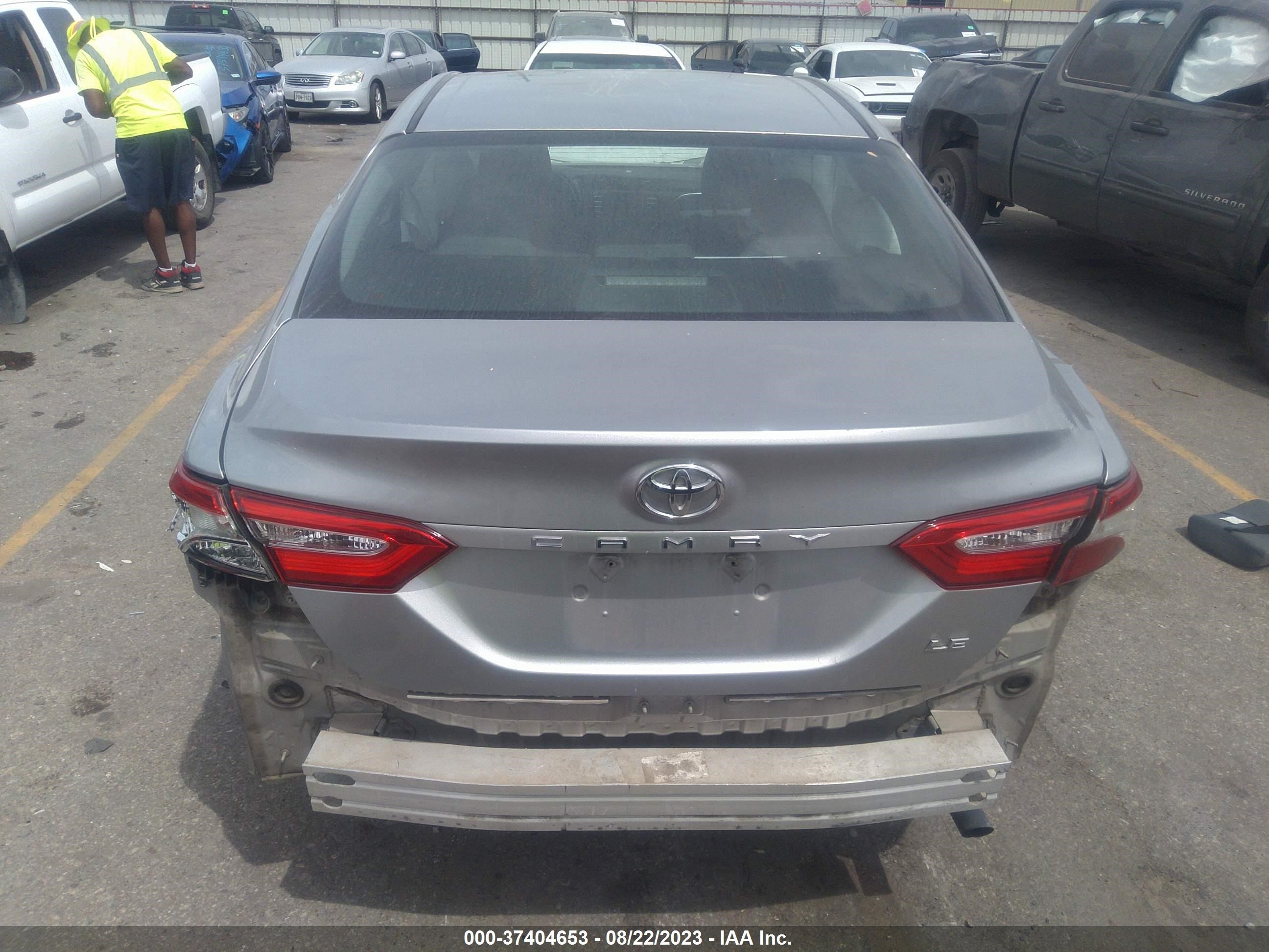 Photo 16 VIN: 4T1B11HK2JU075371 - TOYOTA CAMRY 