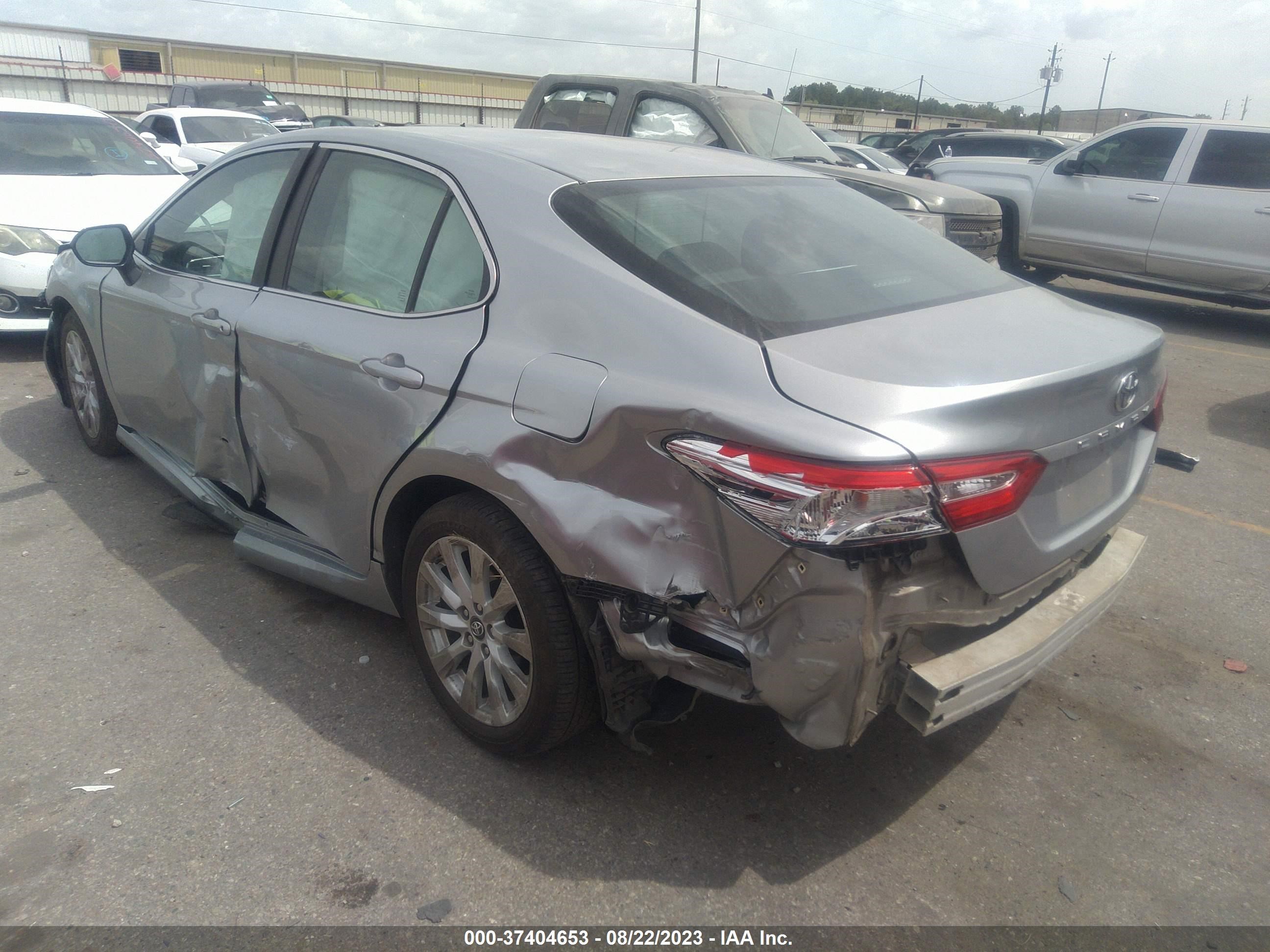 Photo 2 VIN: 4T1B11HK2JU075371 - TOYOTA CAMRY 