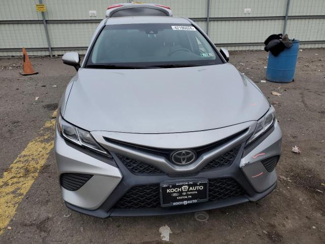 Photo 4 VIN: 4T1B11HK2JU113441 - TOYOTA CAMRY 