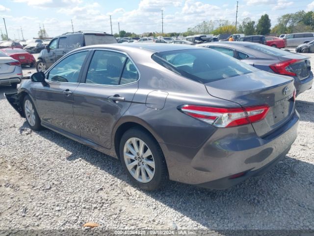 Photo 2 VIN: 4T1B11HK2JU140042 - TOYOTA CAMRY 