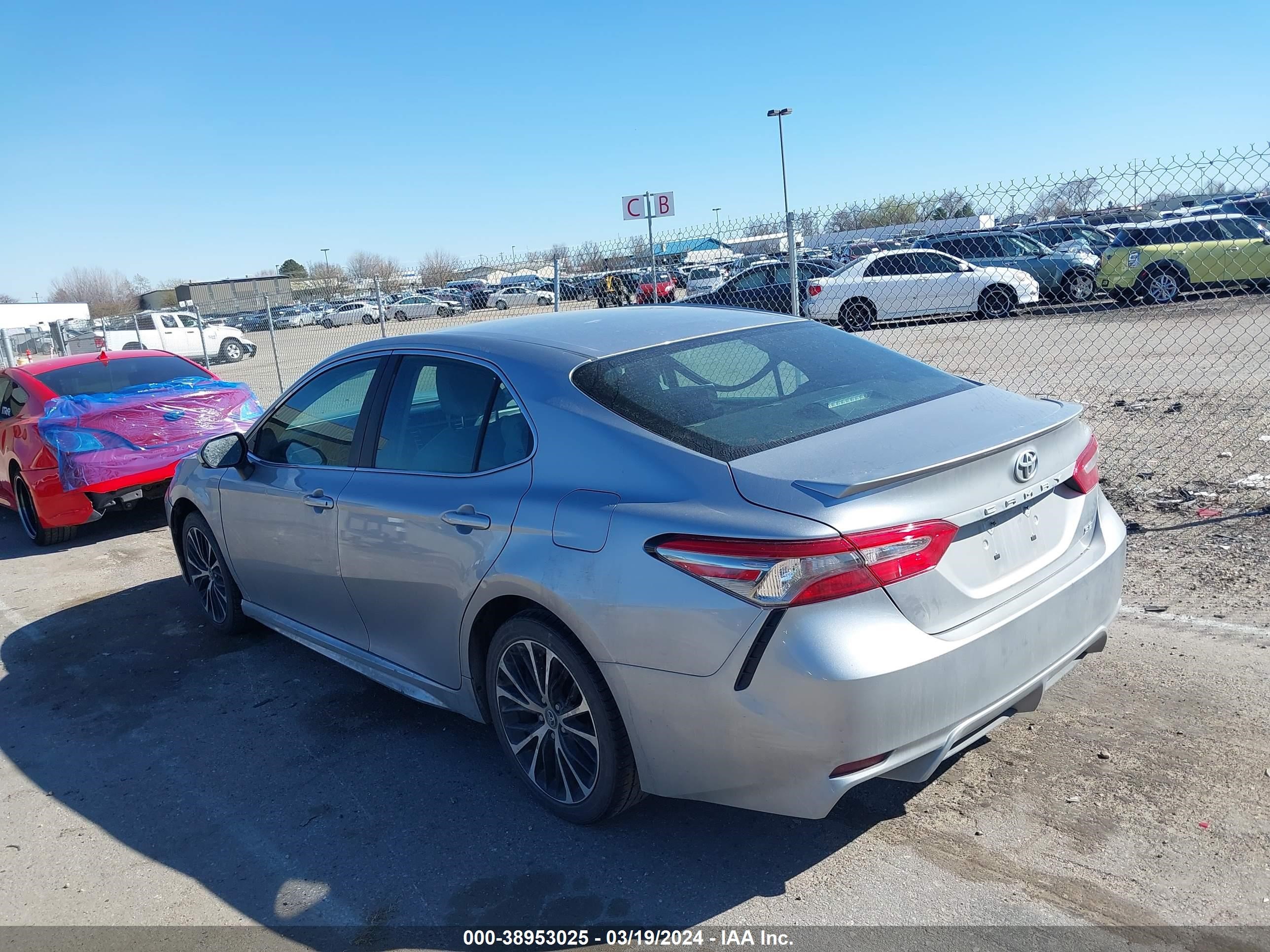 Photo 2 VIN: 4T1B11HK2JU155382 - TOYOTA CAMRY 