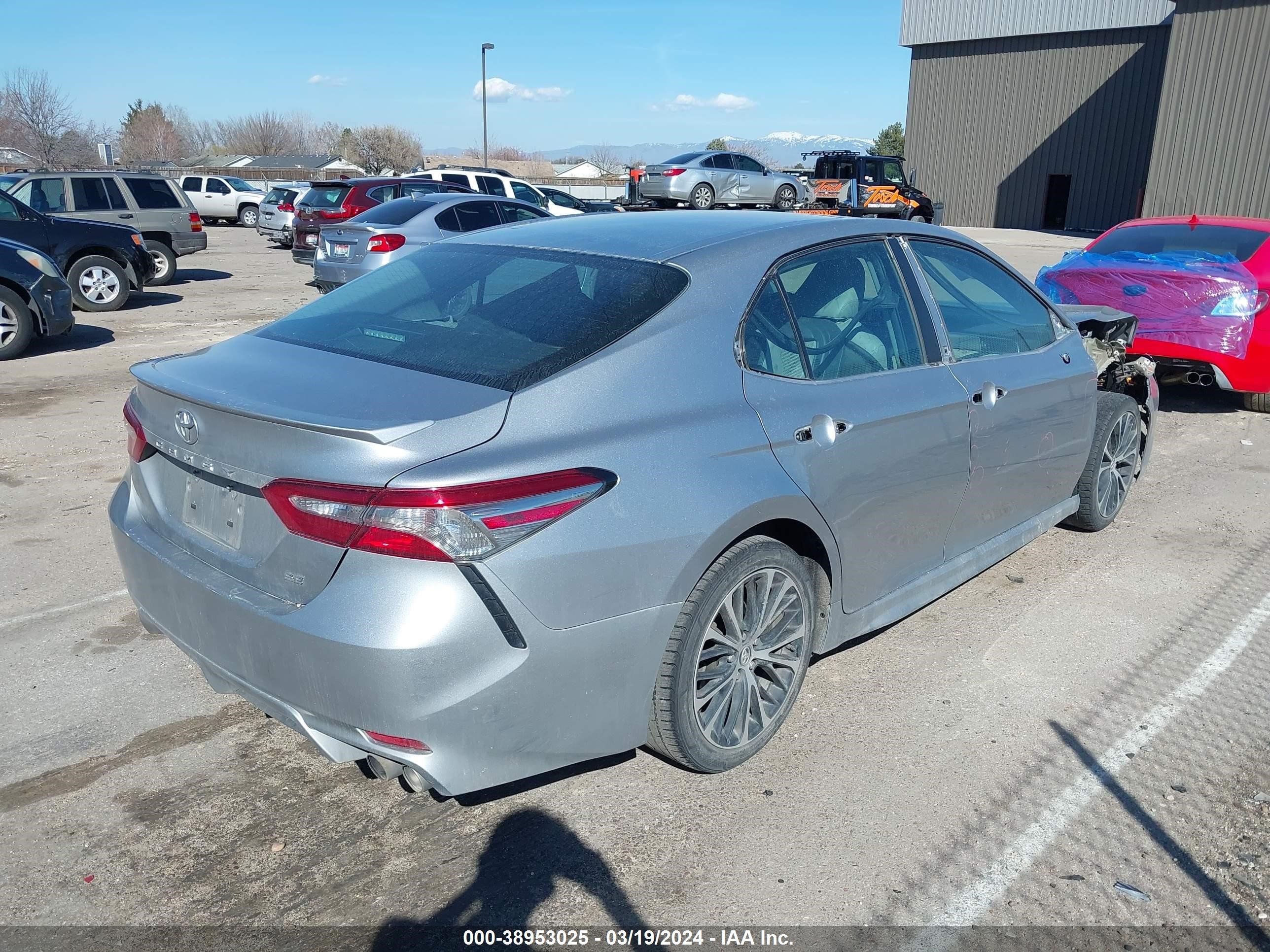 Photo 3 VIN: 4T1B11HK2JU155382 - TOYOTA CAMRY 