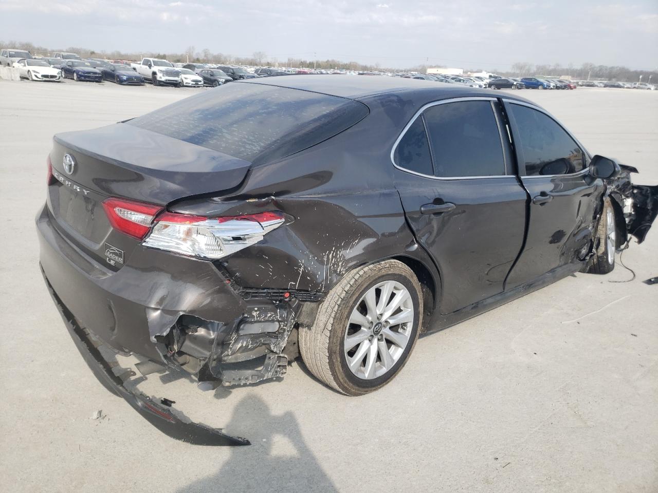 Photo 2 VIN: 4T1B11HK2JU158895 - TOYOTA CAMRY 