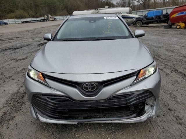 Photo 4 VIN: 4T1B11HK2JU579600 - TOYOTA CAMRY 