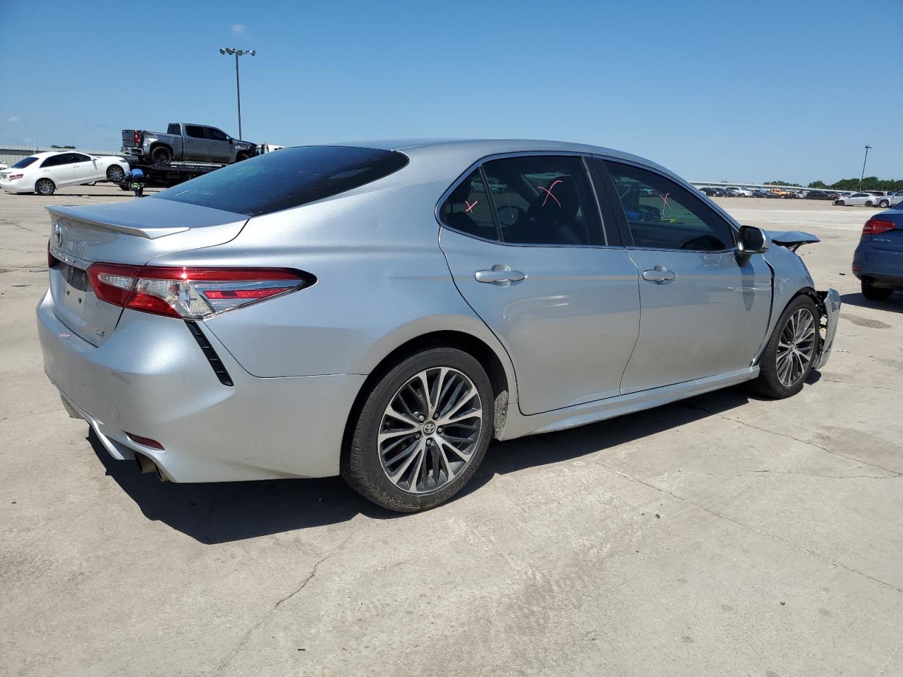 Photo 2 VIN: 4T1B11HK2JU581654 - TOYOTA CAMRY 