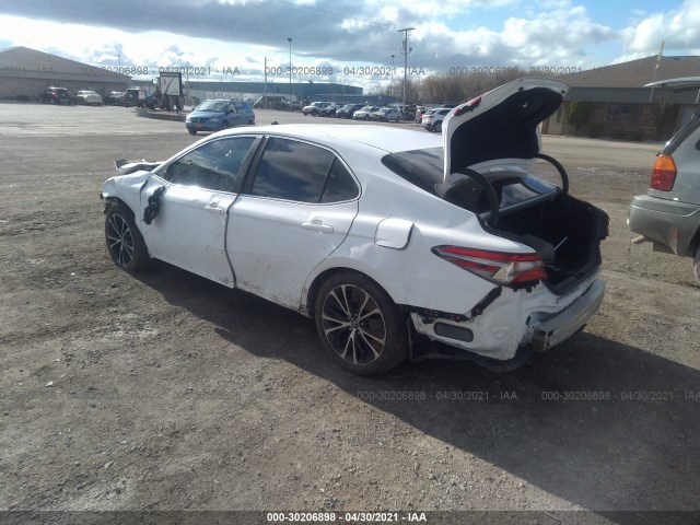 Photo 2 VIN: 4T1B11HK2JU586188 - TOYOTA CAMRY 