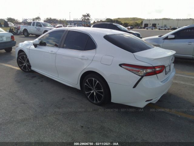 Photo 2 VIN: 4T1B11HK2JU600493 - TOYOTA CAMRY 