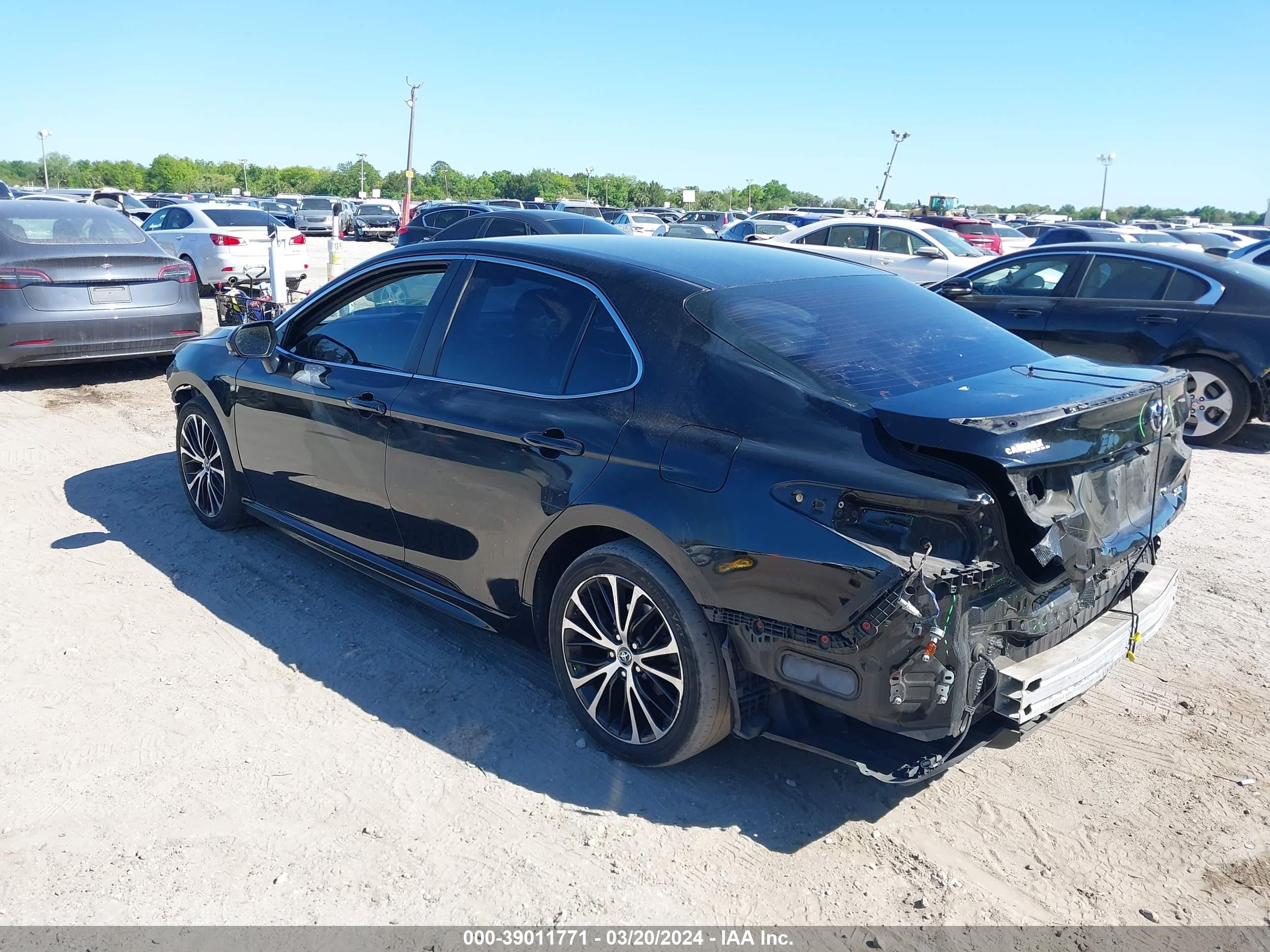 Photo 2 VIN: 4T1B11HK2JU622719 - TOYOTA CAMRY 