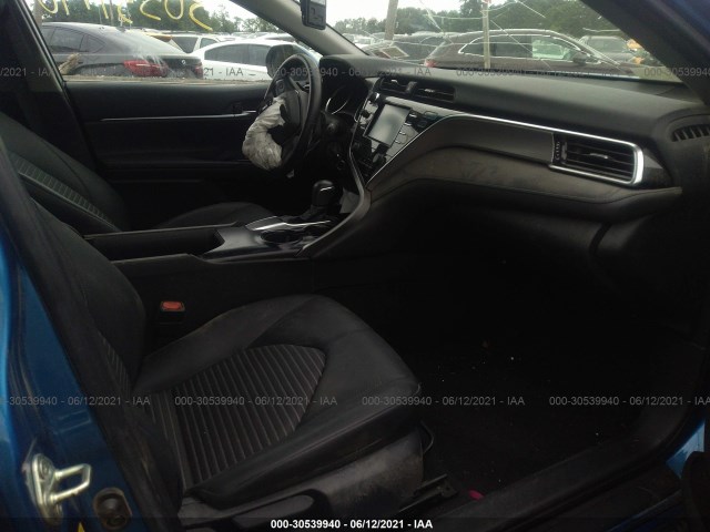 Photo 4 VIN: 4T1B11HK3JU031489 - TOYOTA CAMRY 