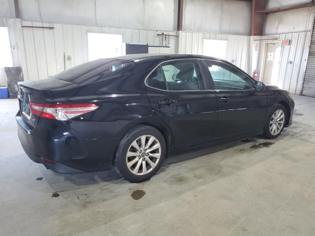 Photo 16 VIN: 4T1B11HK3JU055601 - TOYOTA CAMRY 