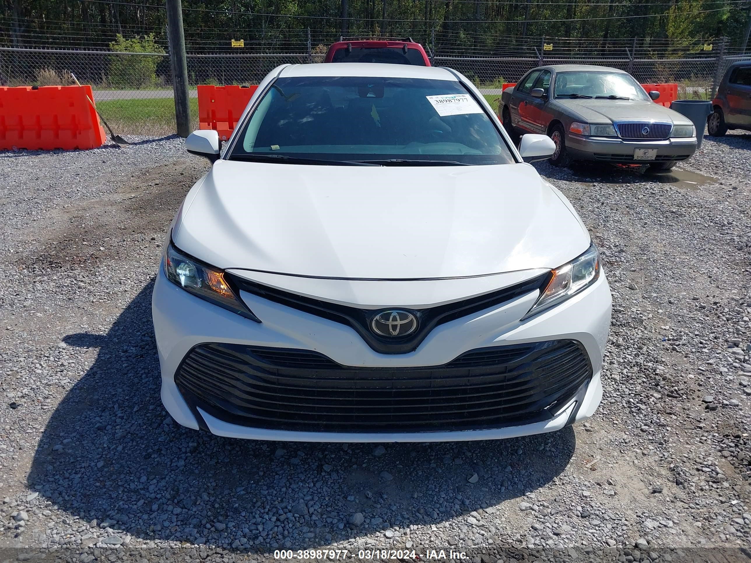 Photo 11 VIN: 4T1B11HK3JU060412 - TOYOTA CAMRY 