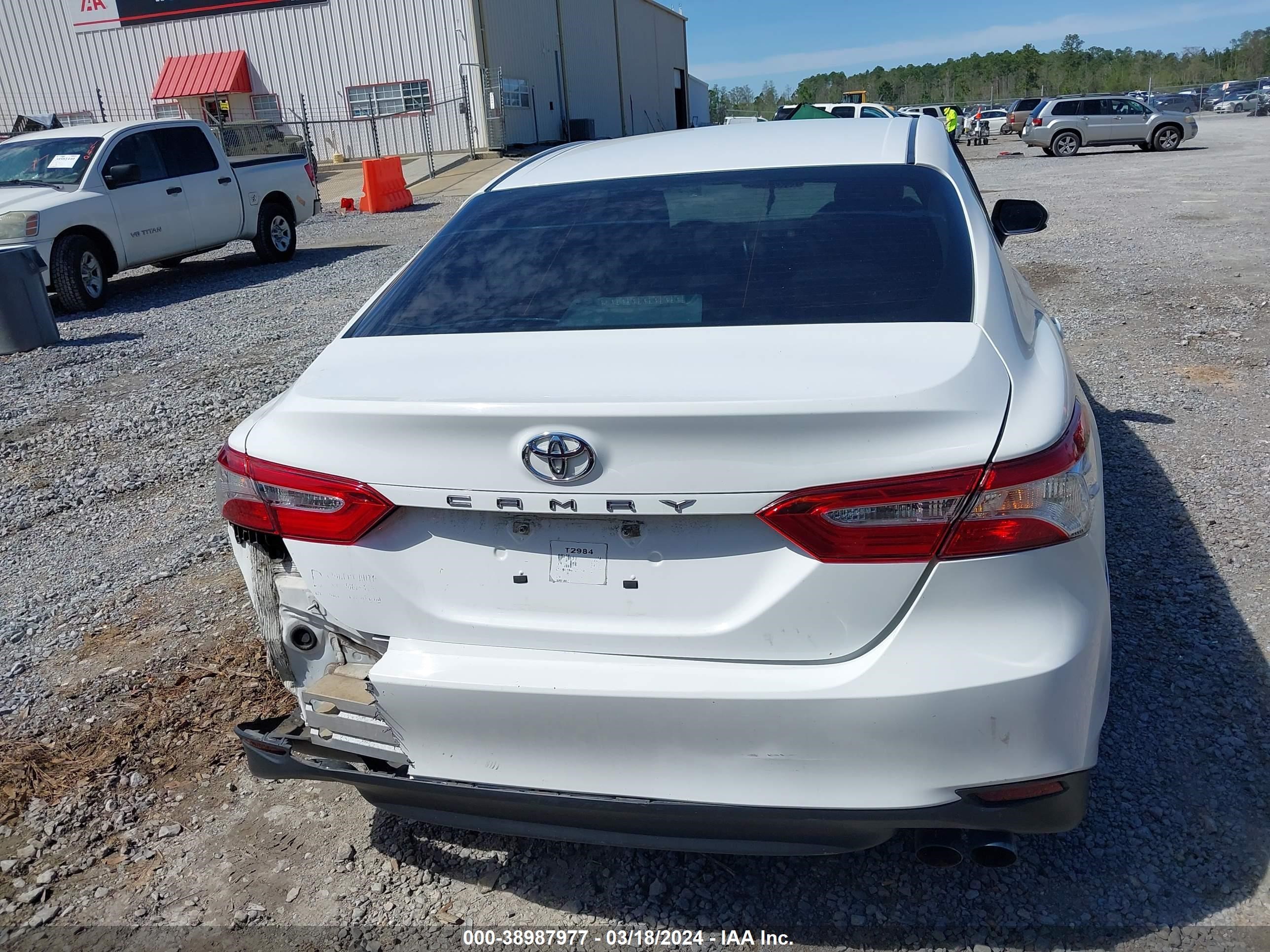 Photo 15 VIN: 4T1B11HK3JU060412 - TOYOTA CAMRY 