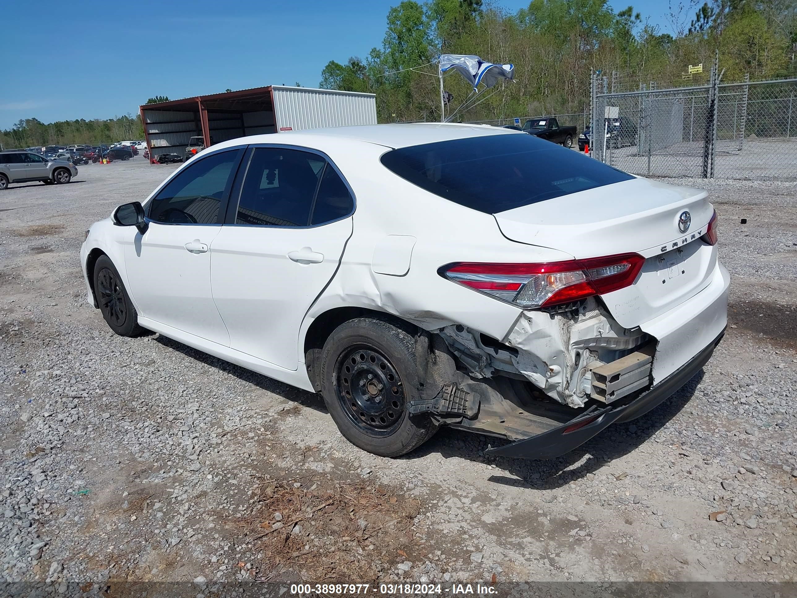 Photo 2 VIN: 4T1B11HK3JU060412 - TOYOTA CAMRY 