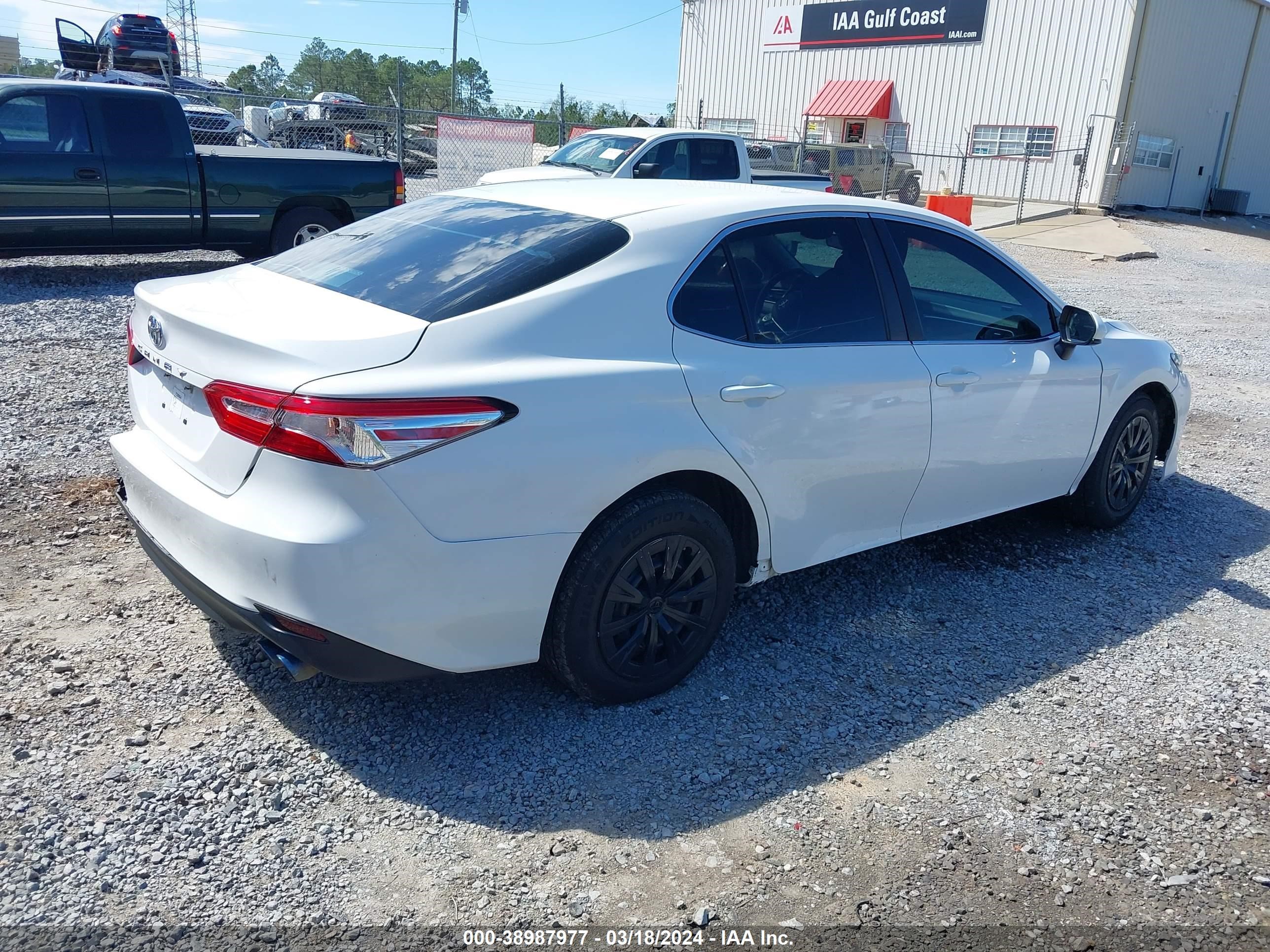 Photo 3 VIN: 4T1B11HK3JU060412 - TOYOTA CAMRY 