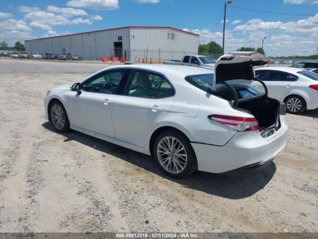 Photo 2 VIN: 4T1B11HK3JU115148 - TOYOTA CAMRY 