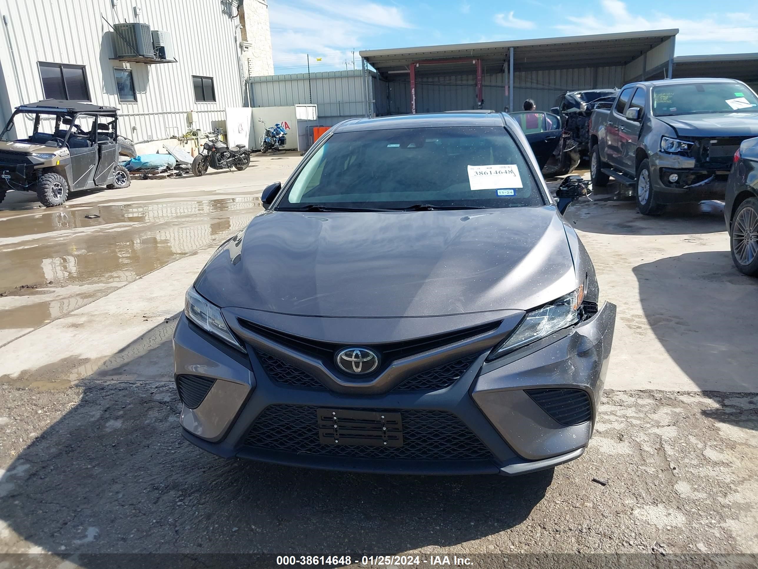 Photo 10 VIN: 4T1B11HK3JU513525 - TOYOTA CAMRY 