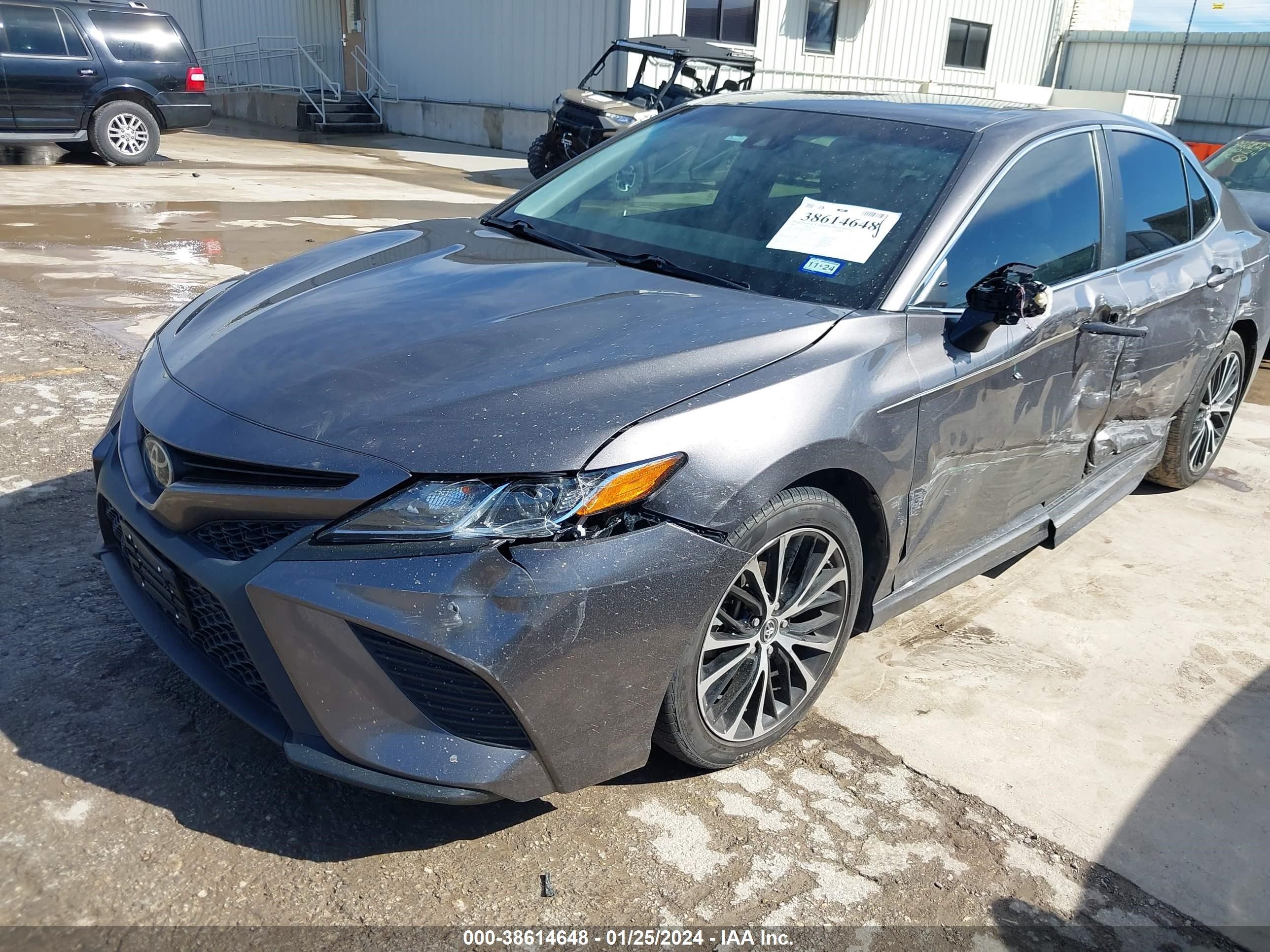 Photo 4 VIN: 4T1B11HK3JU513525 - TOYOTA CAMRY 